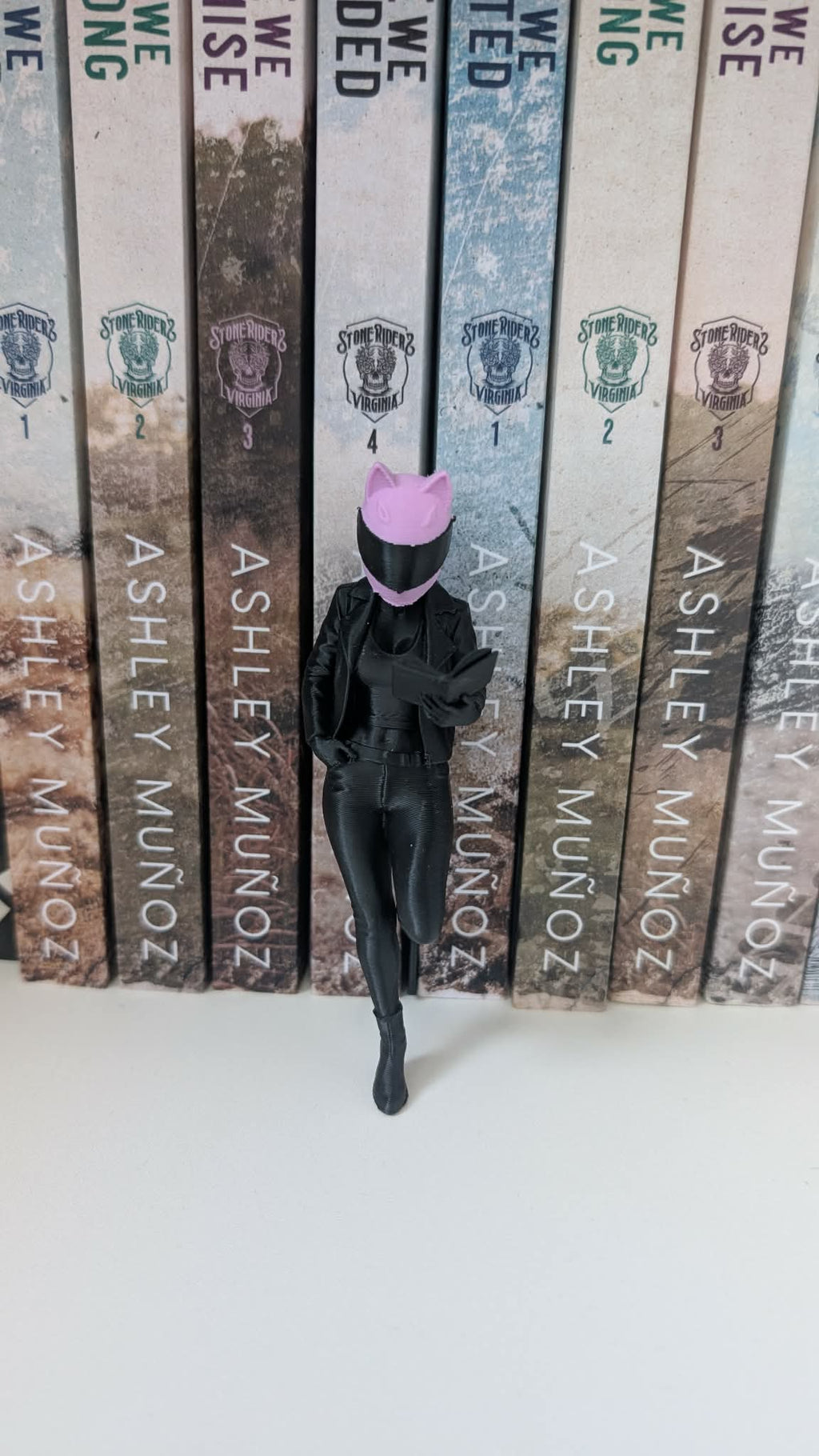 Hyllfigur - Reading Biker Girl Small
