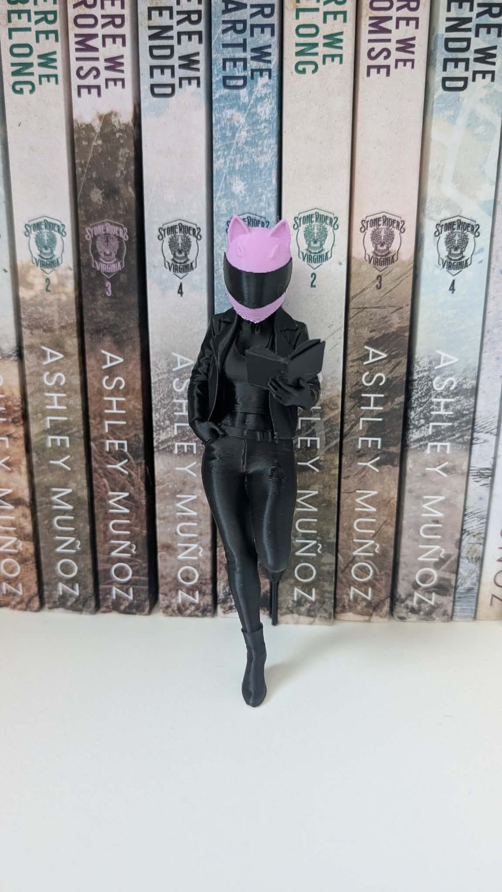 Hyllfigur - Reading Biker Girl Medium