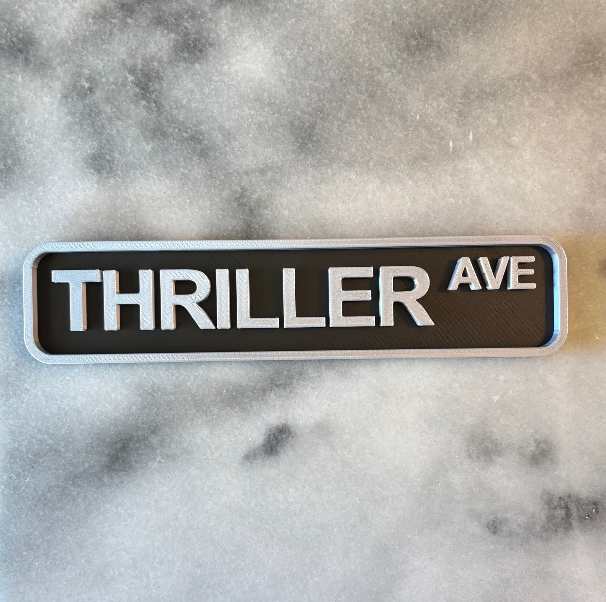 Skylt - Thriller