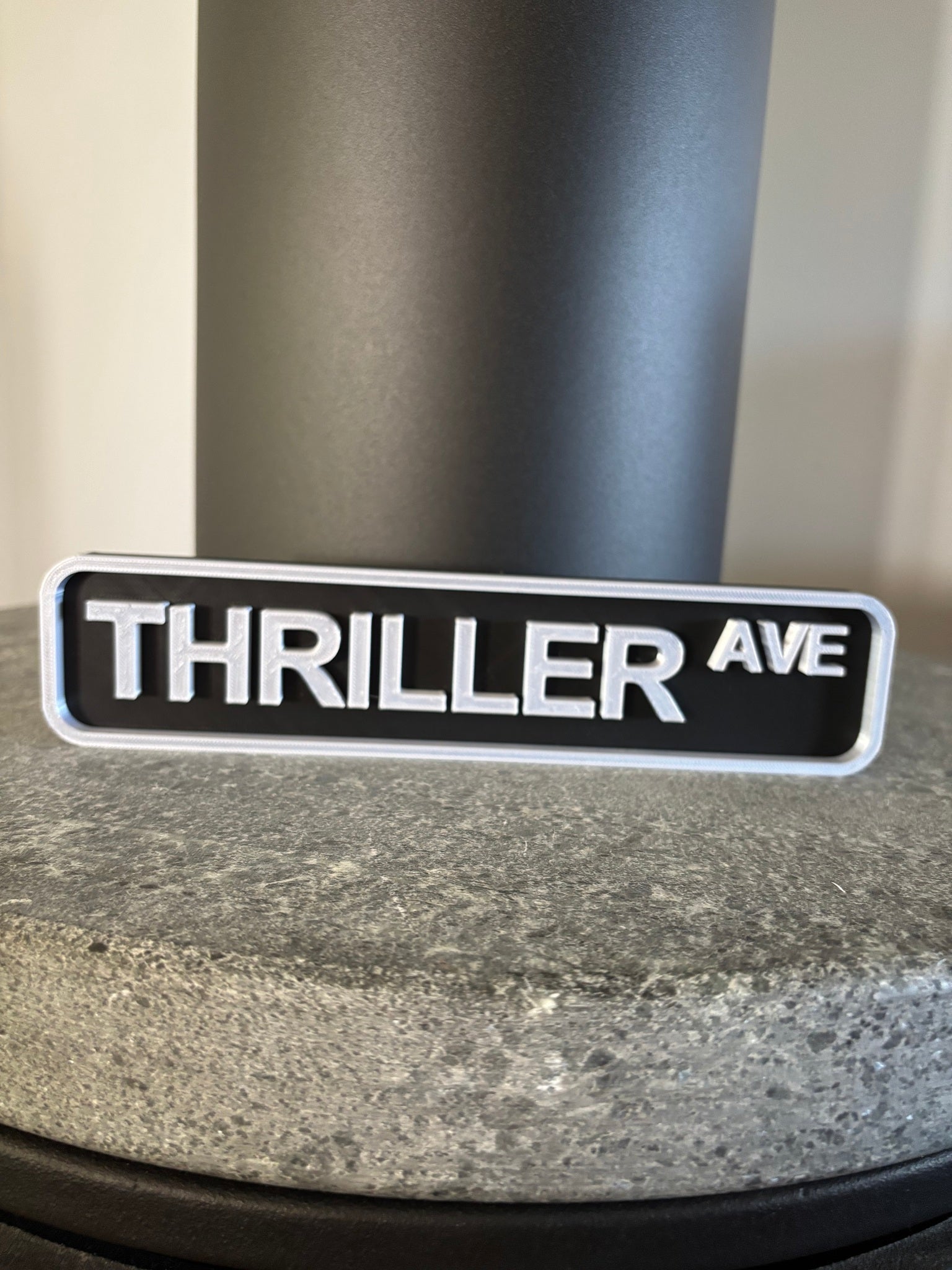 Skylt - Thriller