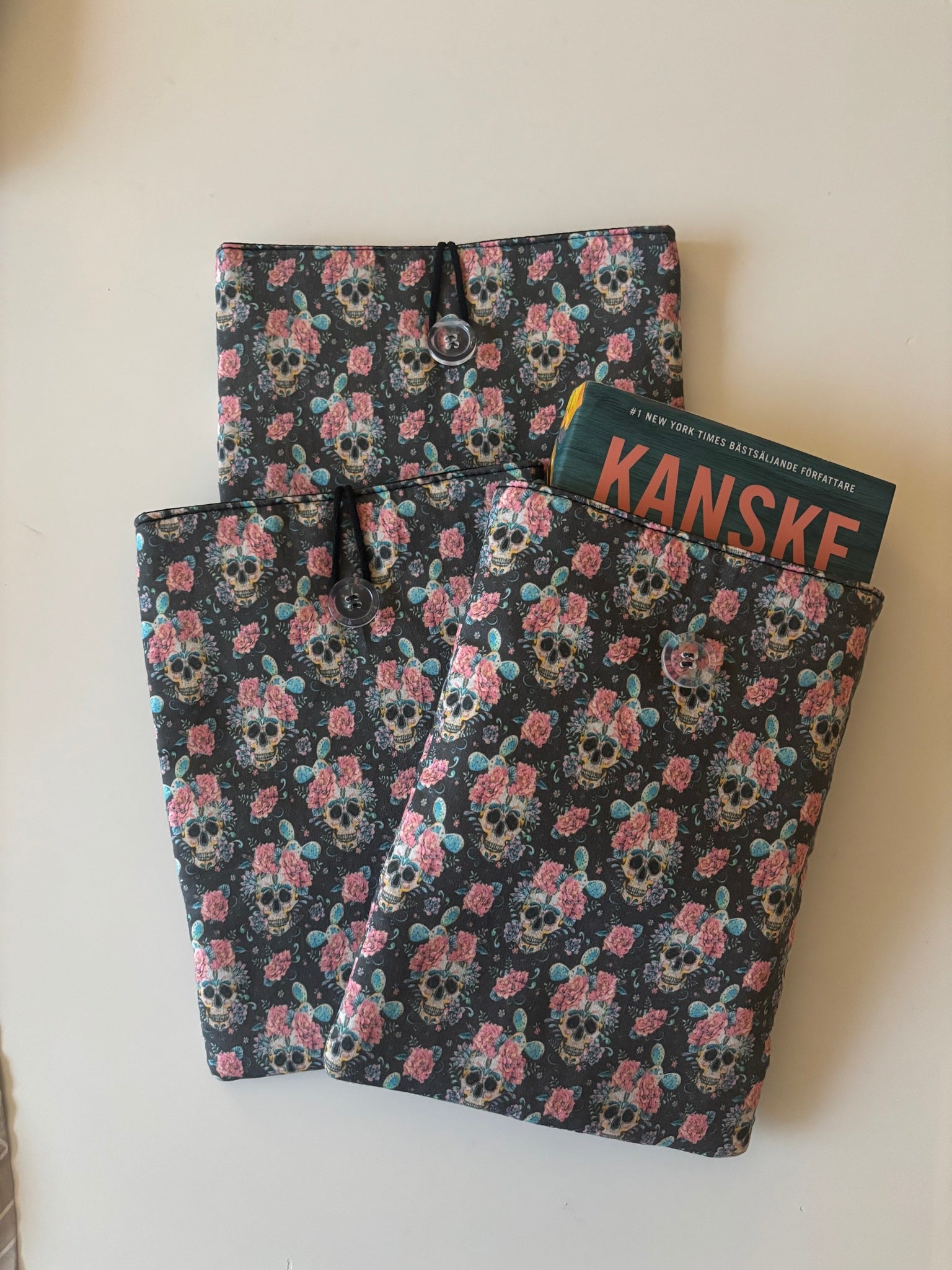 Book Sleeve Grey Skull