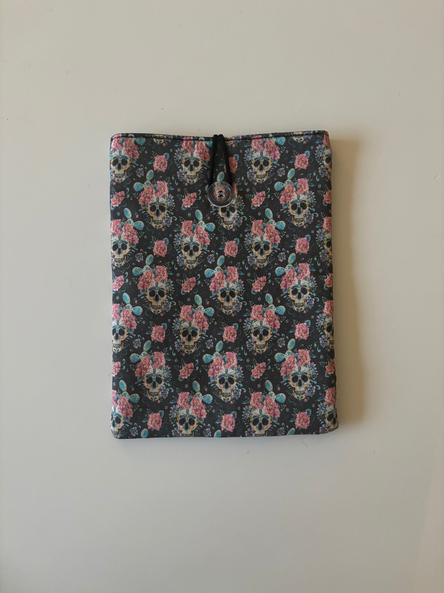 Book Sleeve Grey Skull
