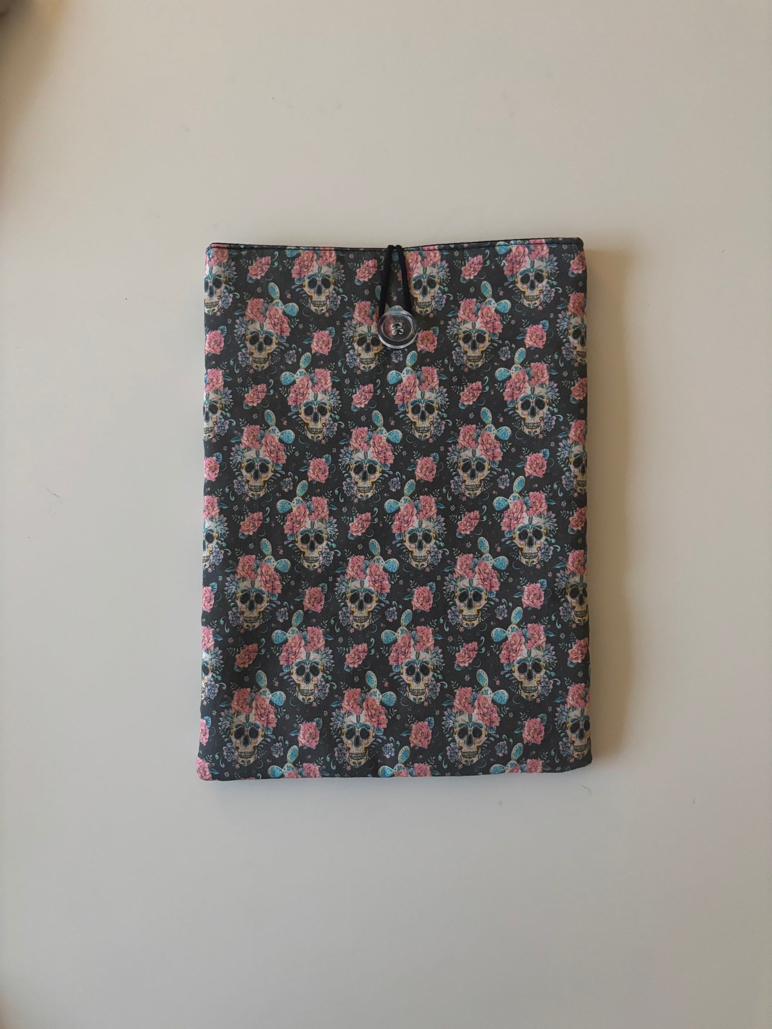 Book Sleeve Grey Skull Large
