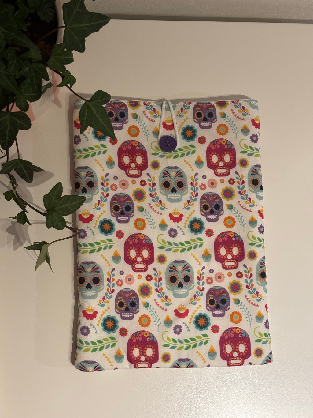 Book Sleeve White Skull Large