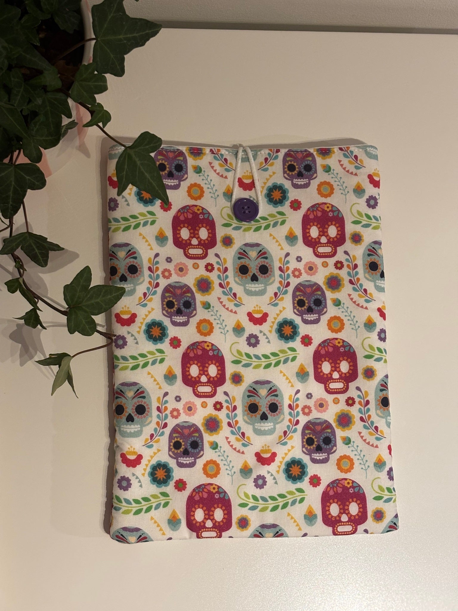 Book Sleeve White Skull Large