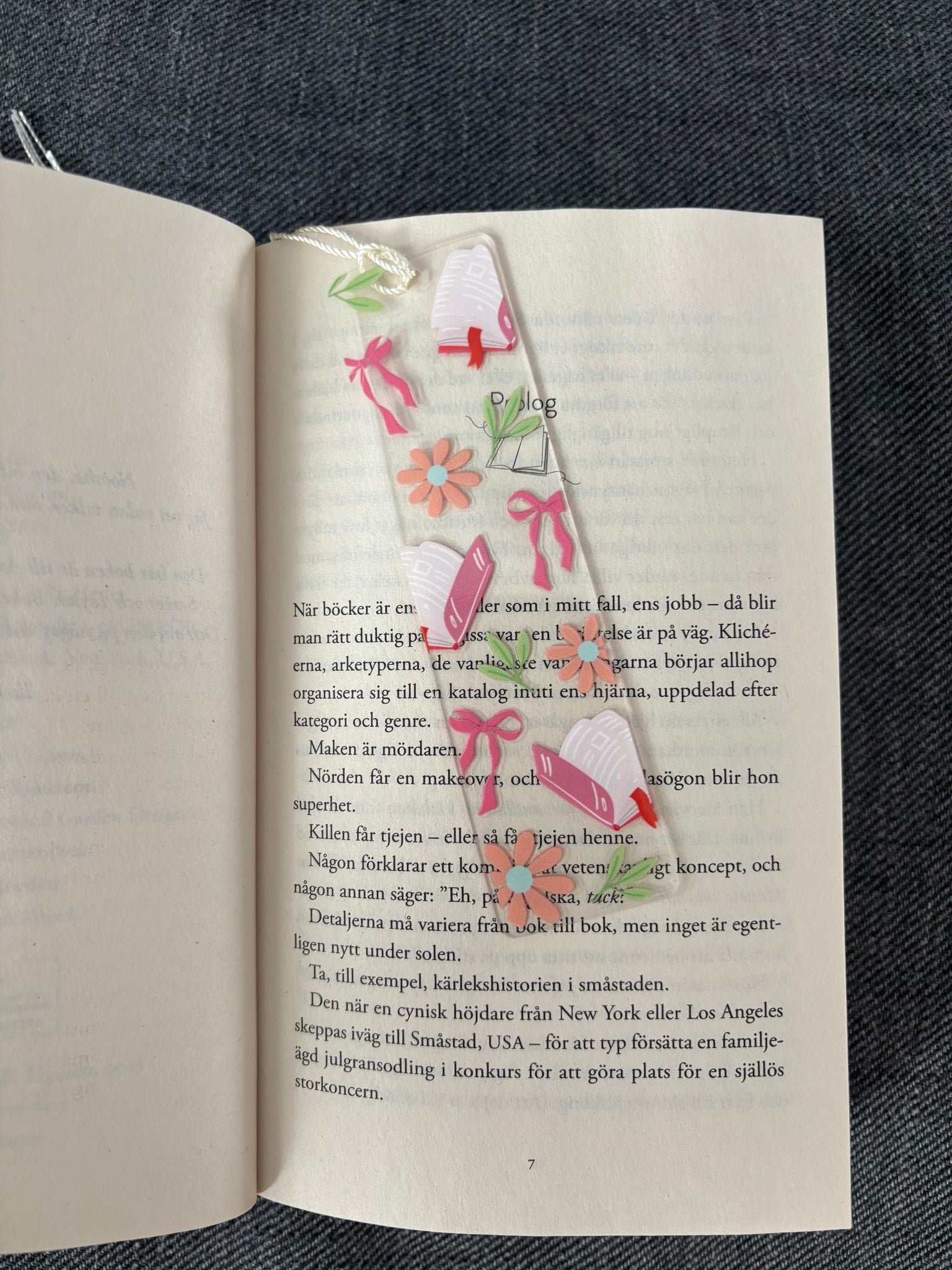 Bokmärke Transparent - Books and flowers