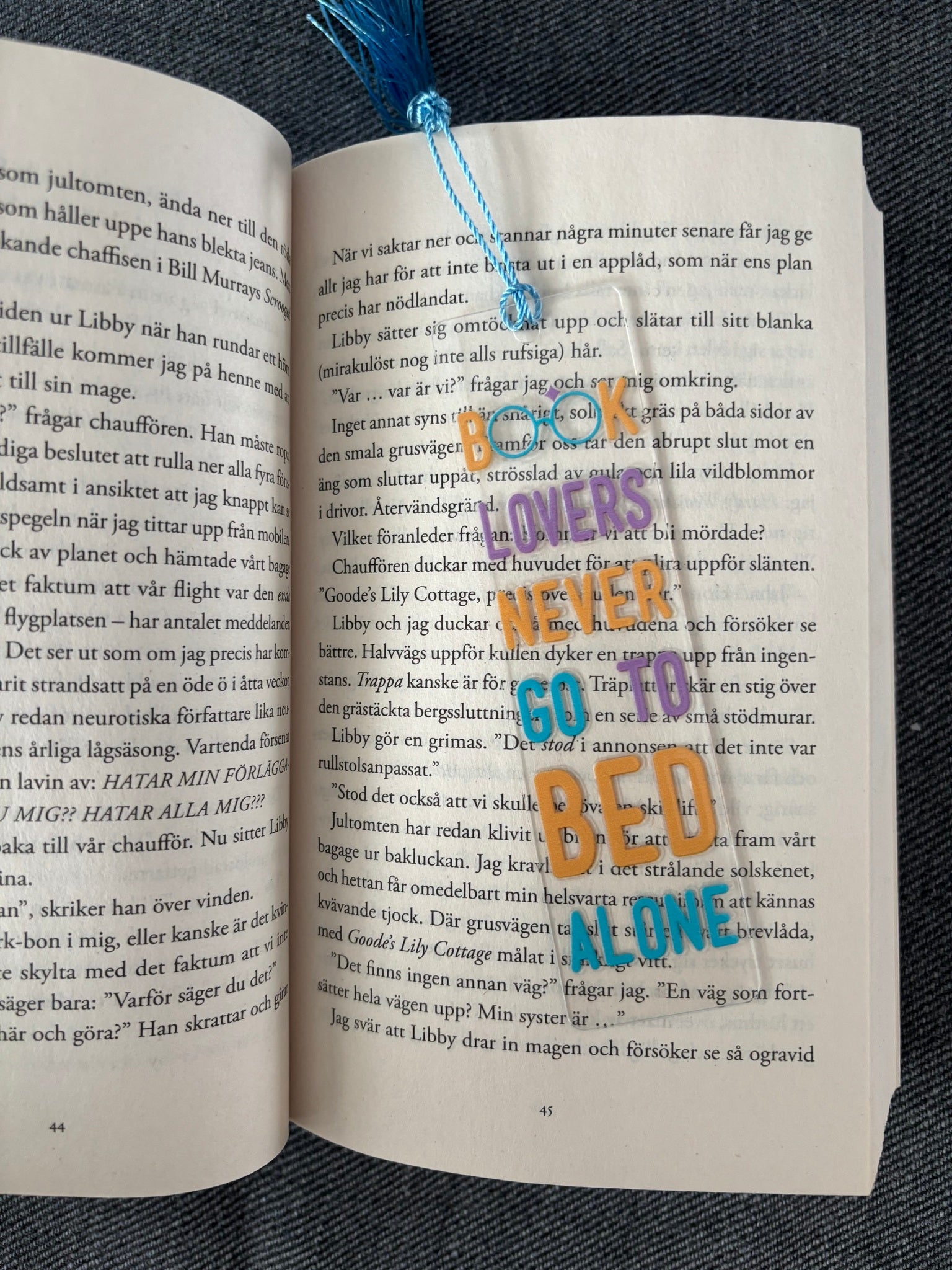 Bokmärke Transparent - Book lovers never go to bed alone