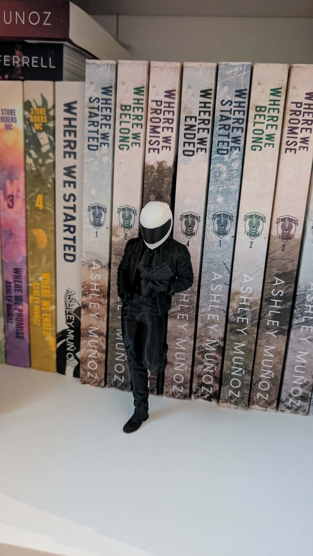 Hyllfigur - Reading Biker Medium
