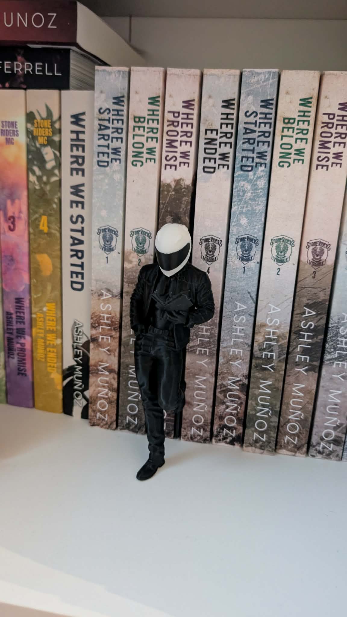Hyllfigur - Reading Biker Medium