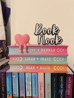 Skylt - Book Nook Kursiv