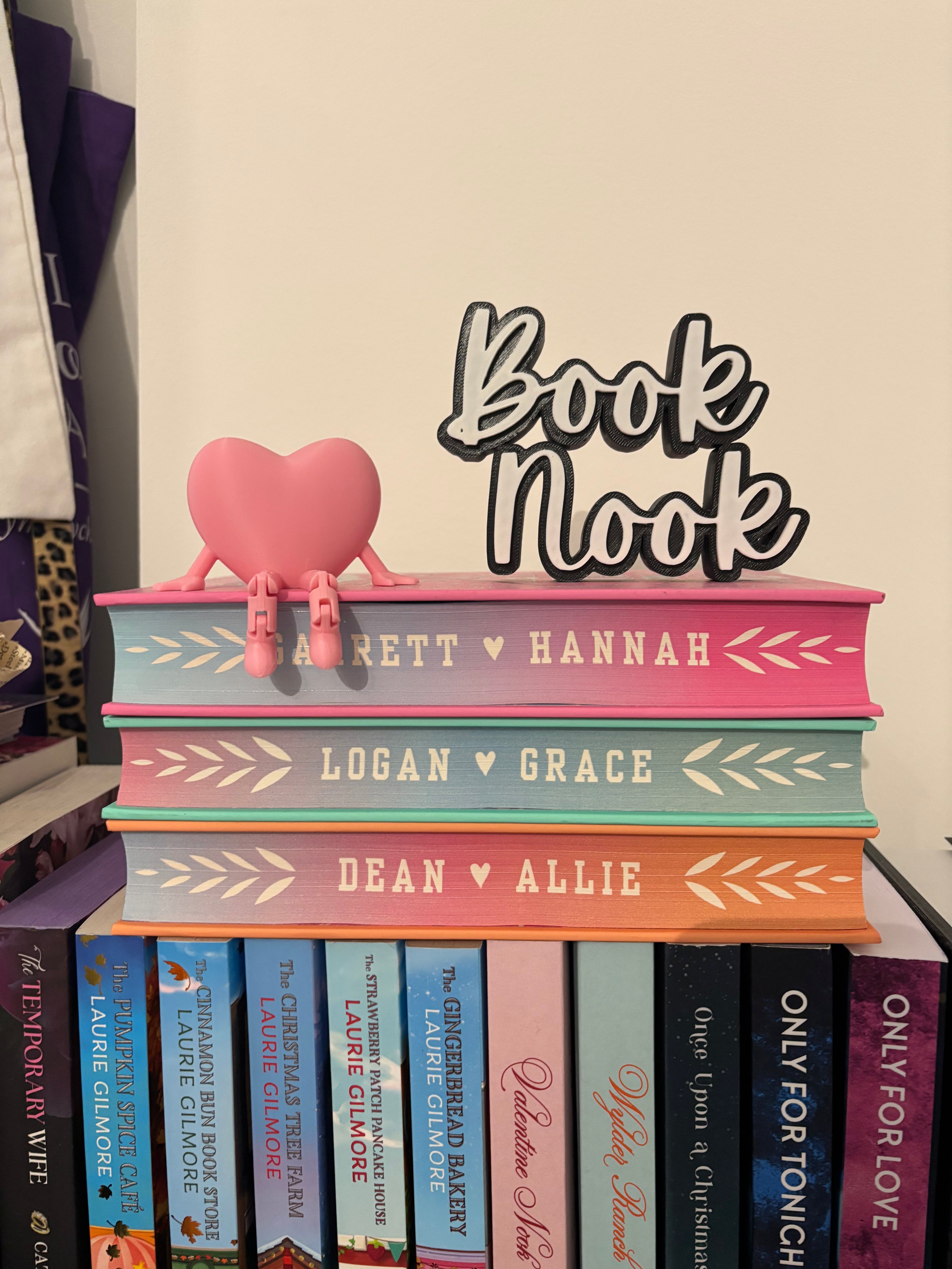 Skylt - Book Nook Kursiv