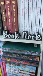 Skylt - Book Nook Kursiv