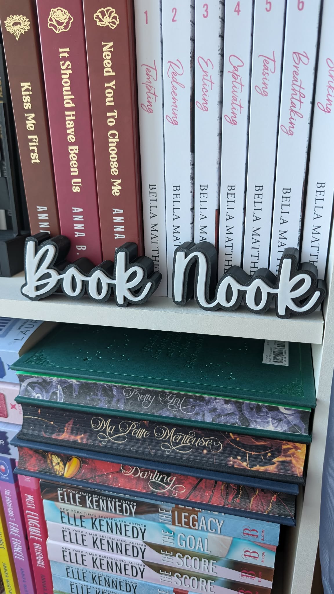 Skylt - Book Nook Kursiv