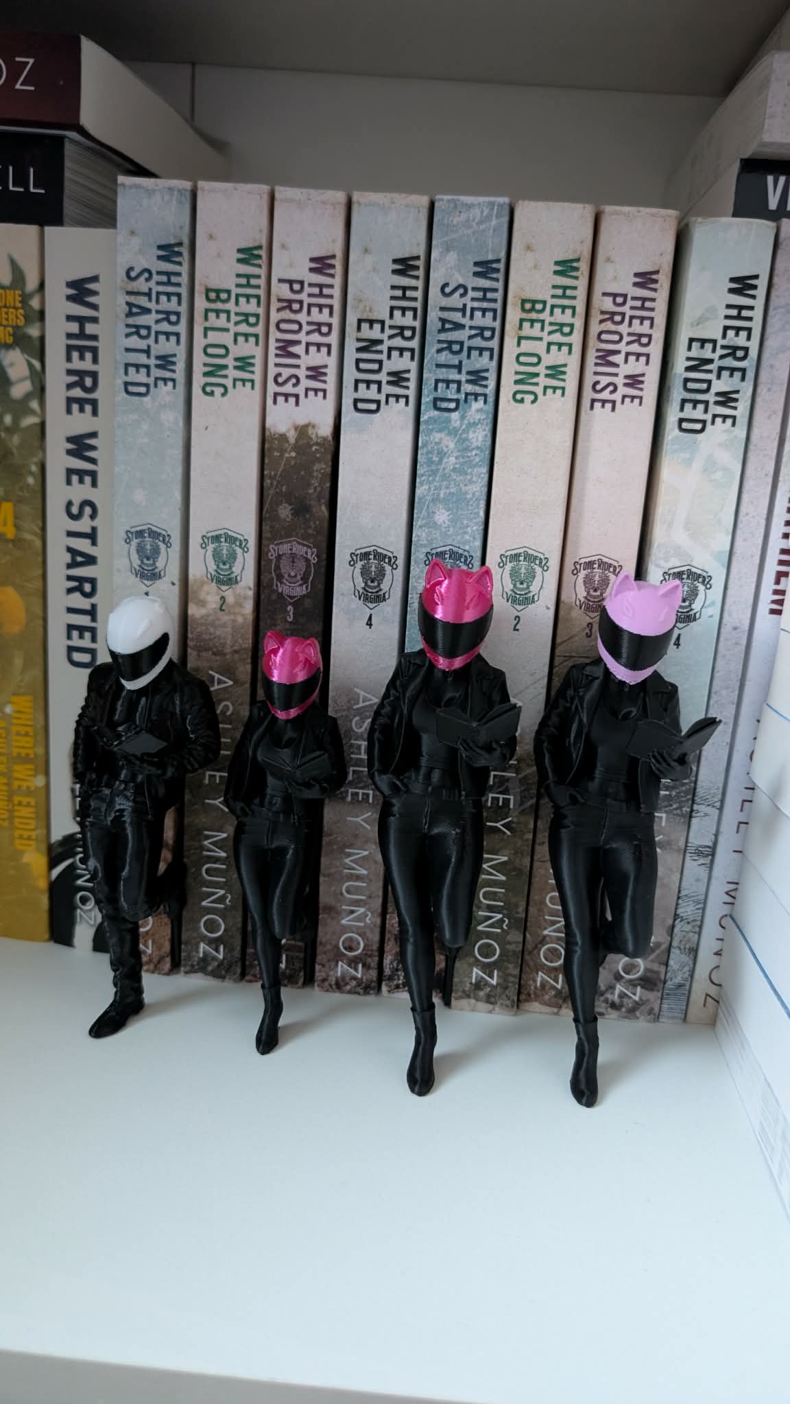 Hyllfigur - Reading Biker Girl Medium