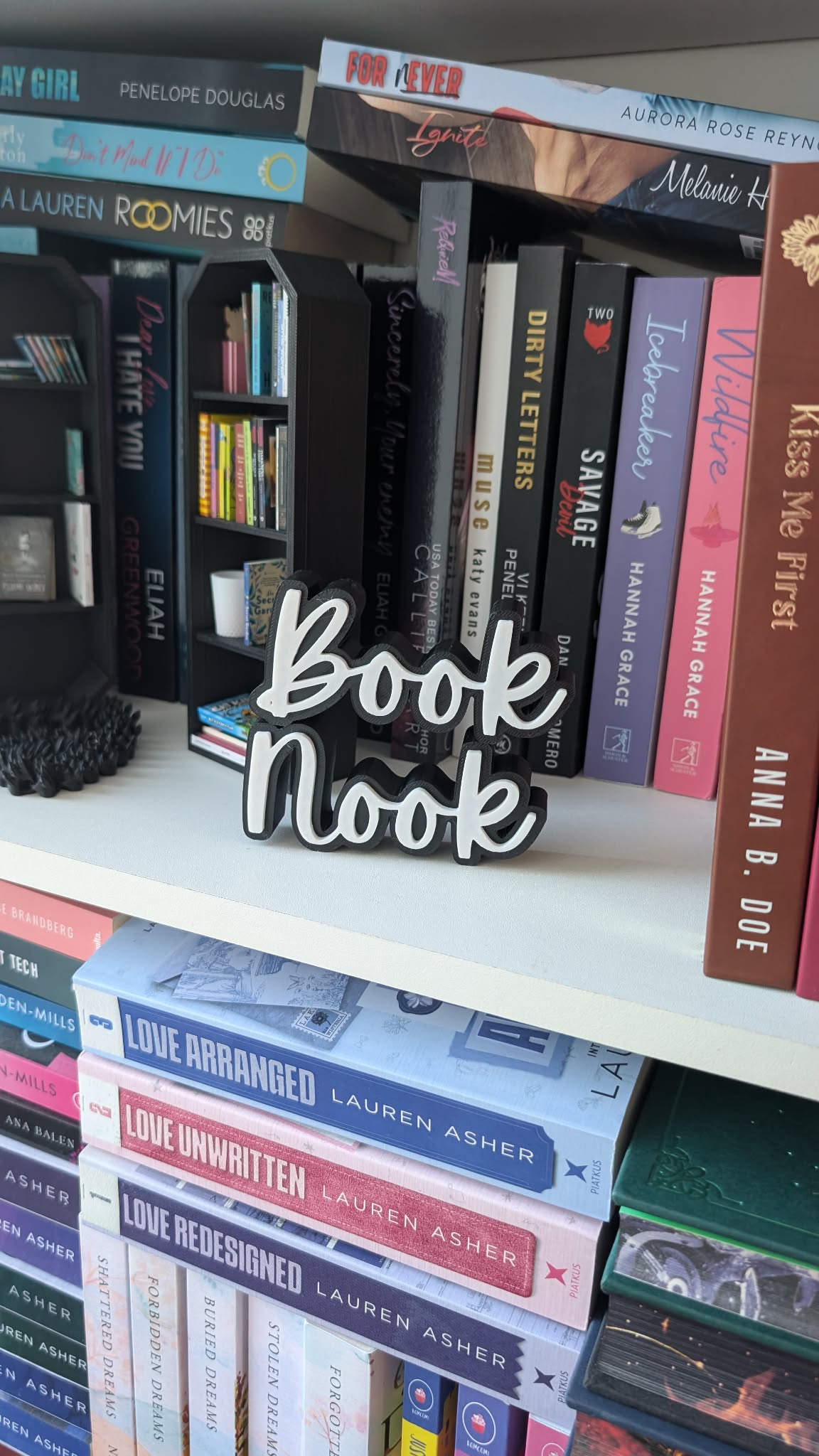 Skylt - Book Nook Kursiv