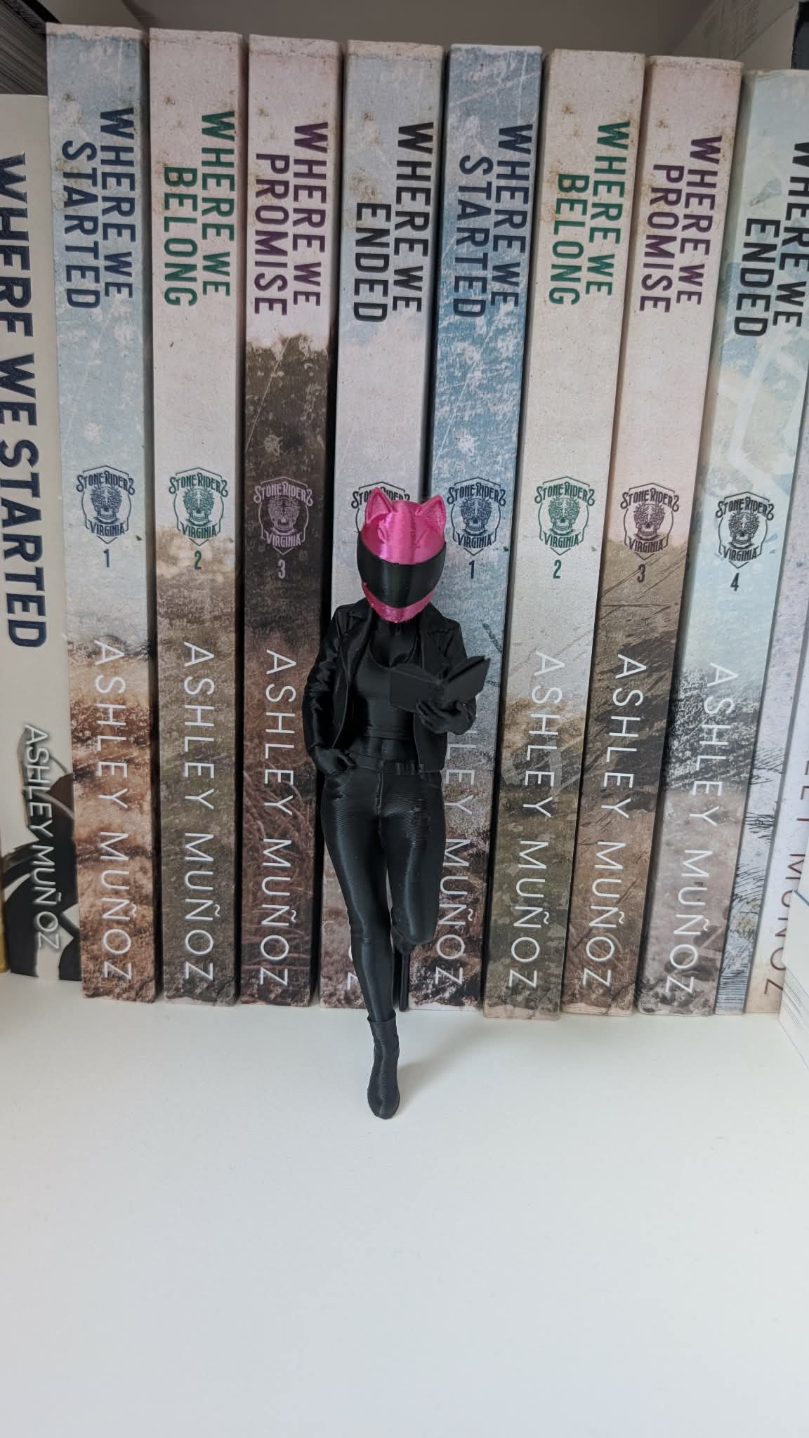 Hyllfigur - Reading Biker Girl Medium