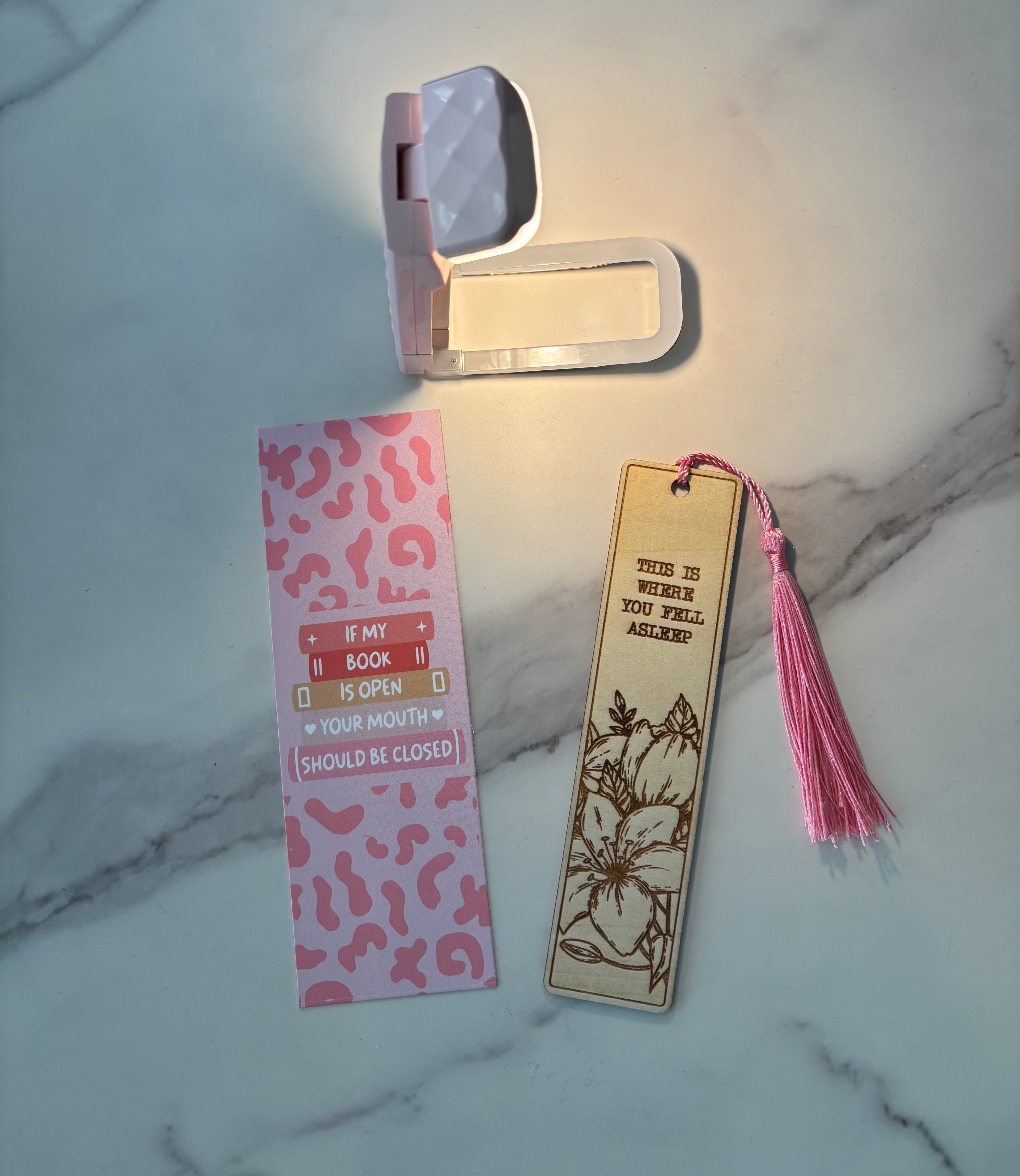 Presentkit - Bokmärken och läslampa