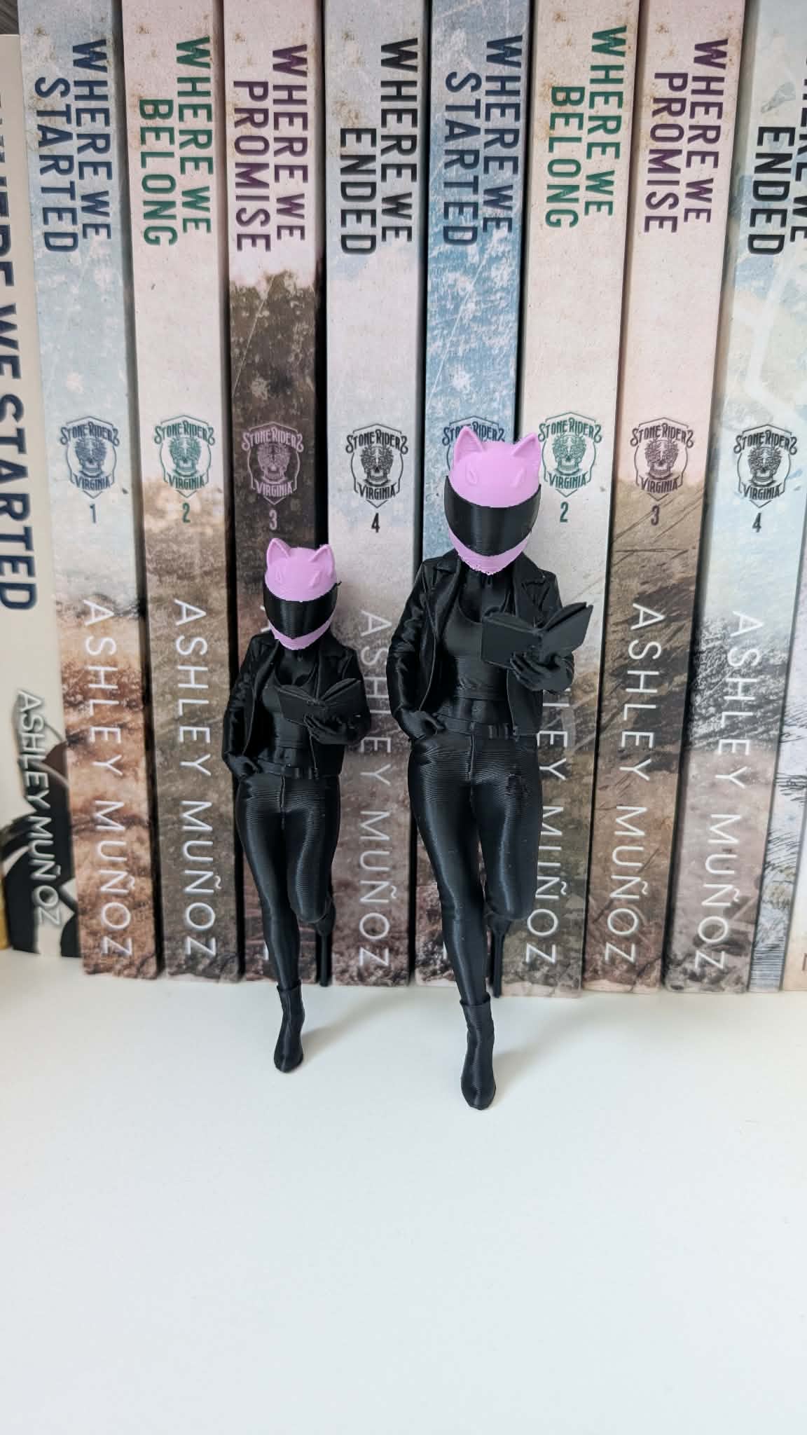 Hyllfigur - Reading Biker Girl Medium