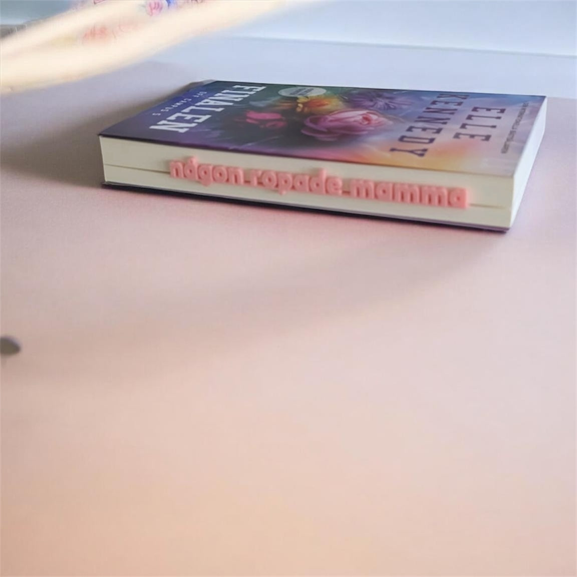 Bokmärke med sidotext - Någon ropade mamma
