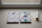 Två blommiga book sleeves i fönster
